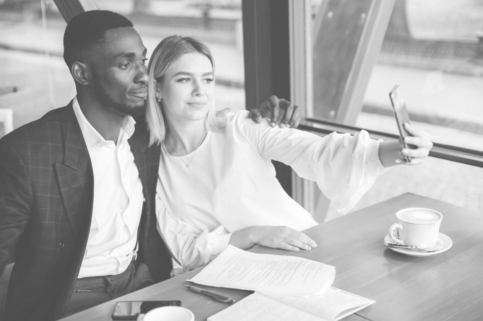 Étudiants utilisant des technologies d'apprentissage innovantes en finance